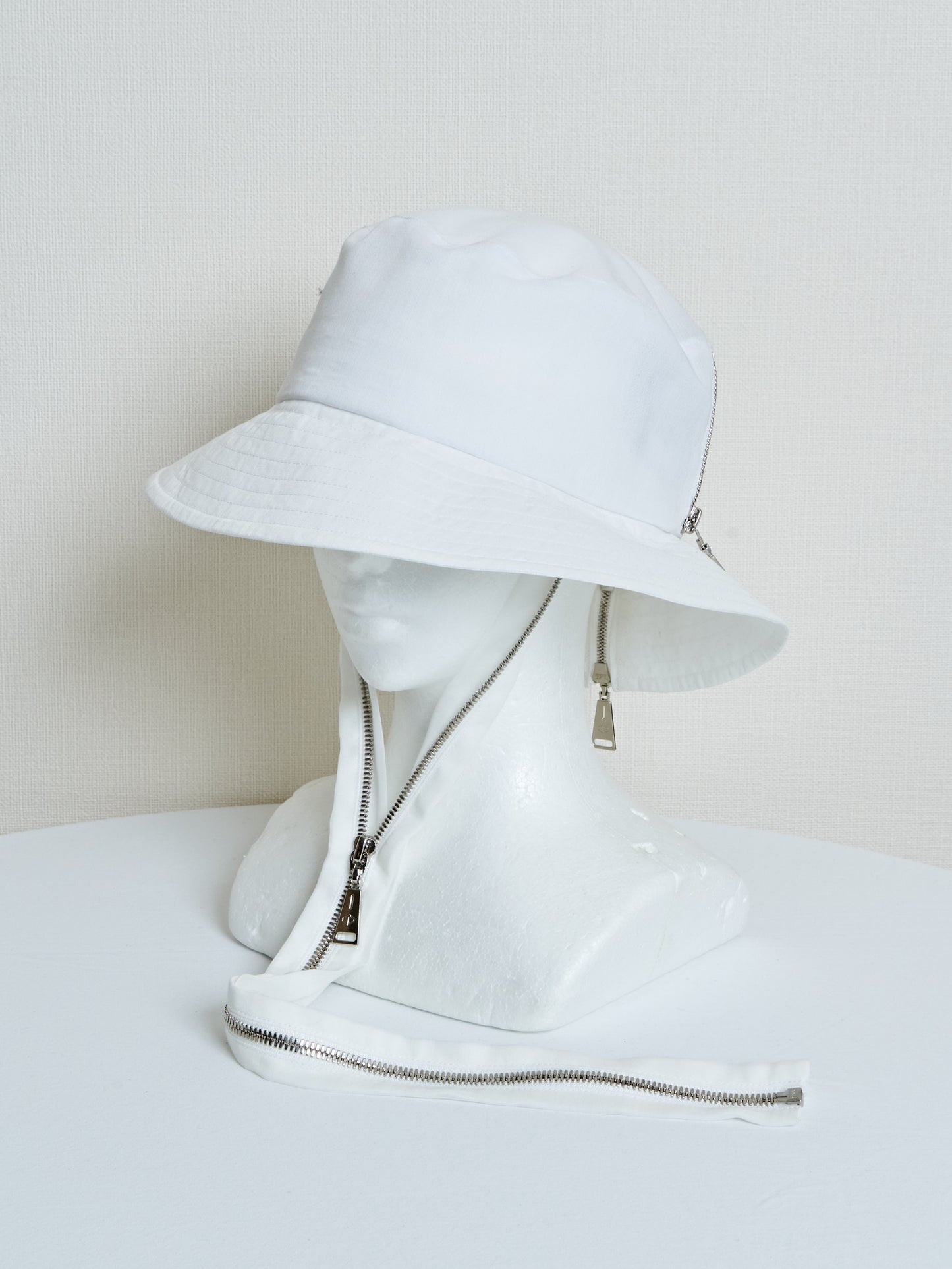 【SAMPLE】Zip Strap Bucket Hat / WHITE
