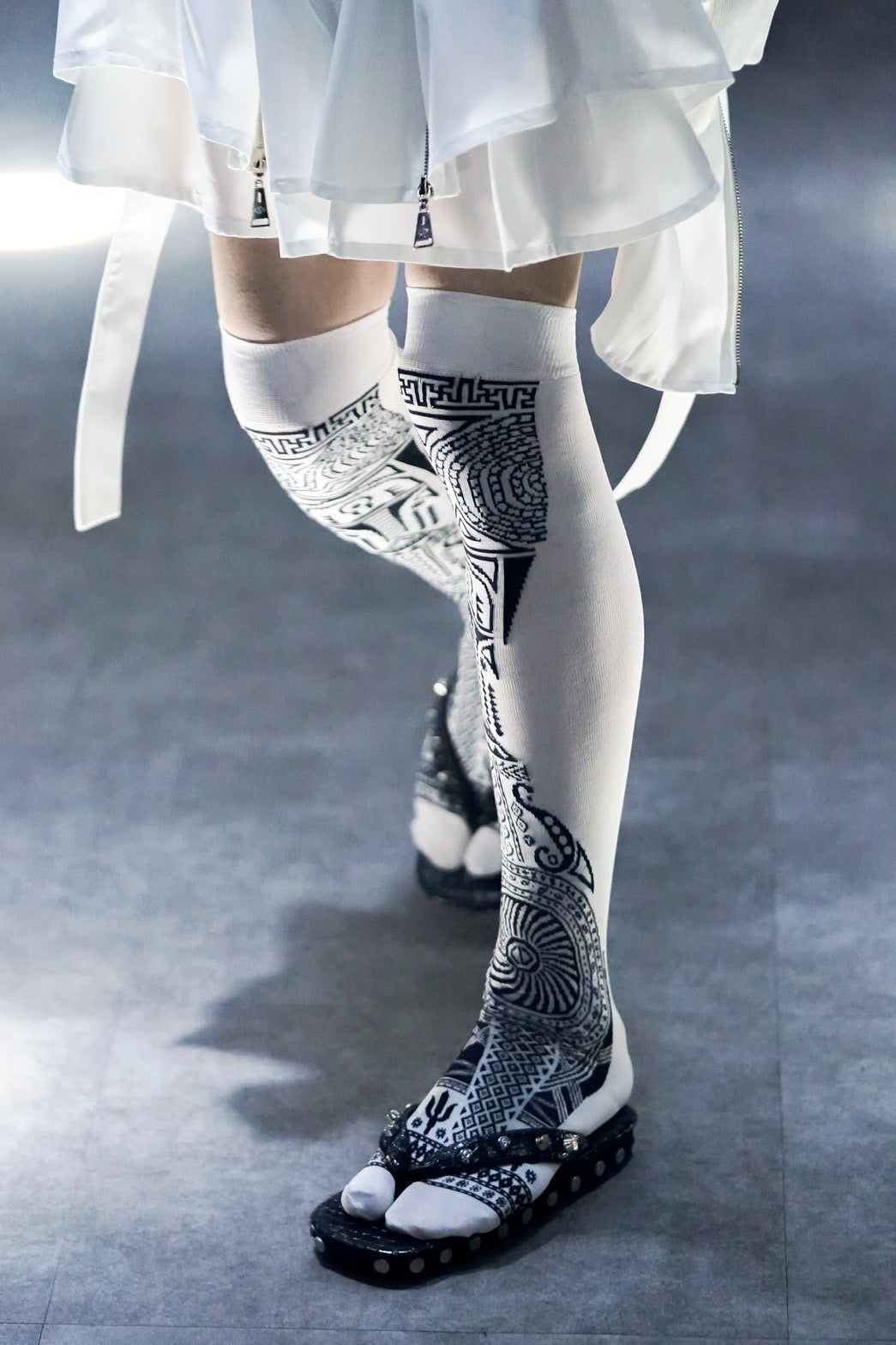 Distortion Knee High Socks Tabi / WHITE［#2211］